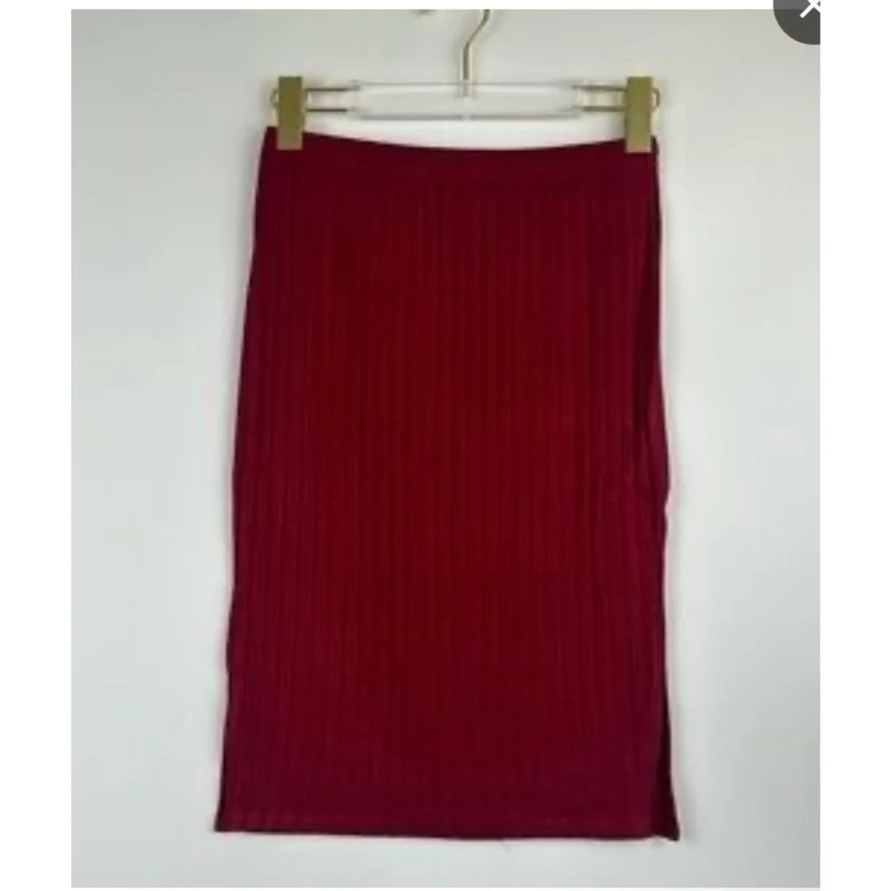 NWOT After Market Burgundy Ribbed Pencil Skirt - Picture 2 of 4